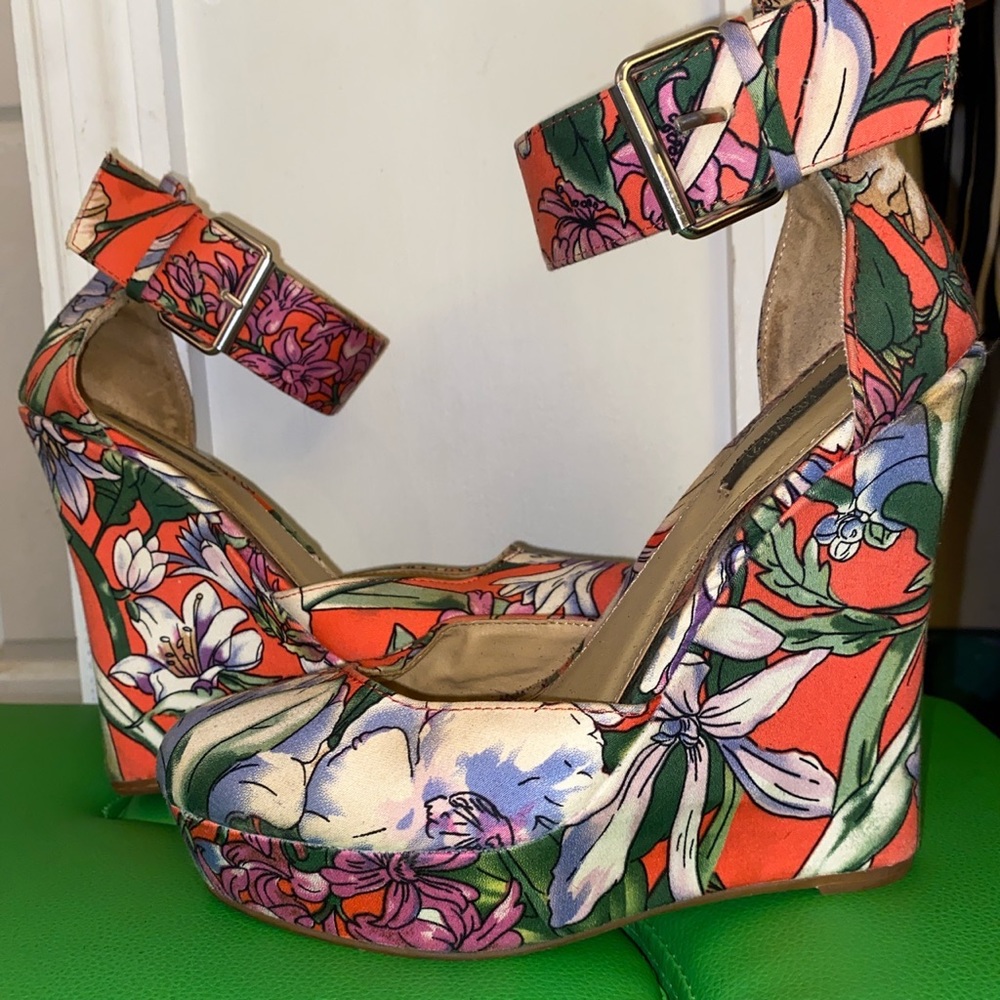 Floral platform wedges